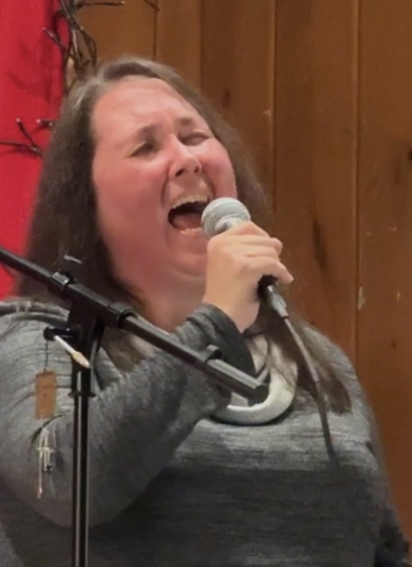 An image of Esther Rhatigan singing at Meetinghouse Arts Center in Northborough, MA.